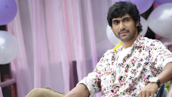 Rana Daggubati Looking Front Sitting Pose In Naa Ishtam